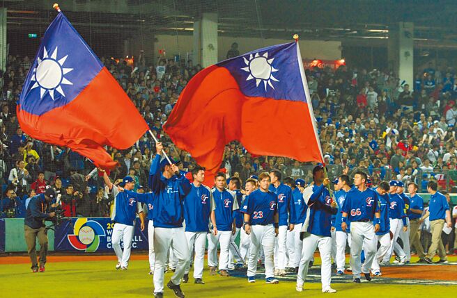 台灣在2013年舉辦經典賽預賽，中華隊於滿場球迷加持下拿到前進東京複賽門票，球員高舉國旗繞場慶祝。（本報資料照片）