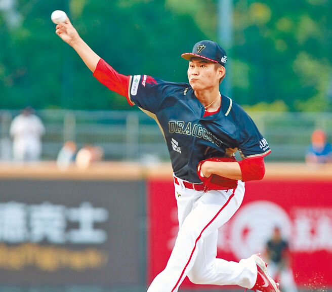 味全龙郭郁政对富邦悍将先发6局仅失1分，拿下对战3连胜。（郑任南摄）