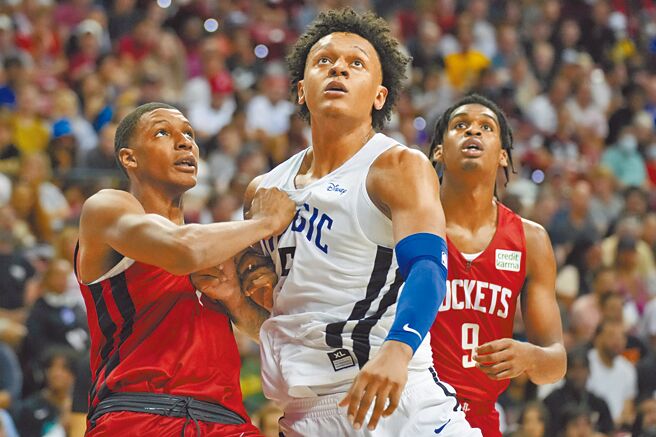 NBA选秀状元班凯罗昨在拉斯维加斯夏季联赛贡献17分、6助攻与4篮板，协助魔术91比77轻取今年探花小贾巴里史密斯领军的火箭。（美联社）