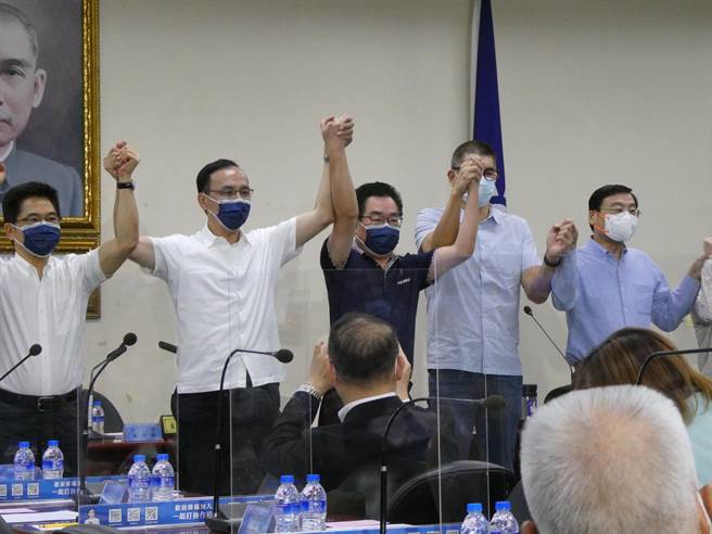 国民党年底苗栗县长陷入内战乱局，兼任县党部主委的苗栗县议长锺东锦仍未放弃参选，对党徵召的县长参选人谢福弘仍消极杯葛，甚至连县党部都不让谢使用。党务人士透露，为了让选战顺利开展，县党部主委已研拟近日换人。（周志豪摄）