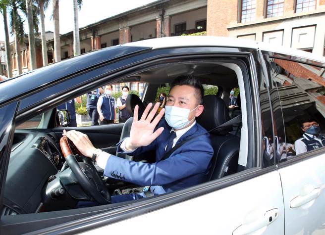 新竹市代理市長宣誓就職暨交接典禮8日舉行，卸任市長林智堅在市府同仁歡送下自行開車離去。（范揚光攝）