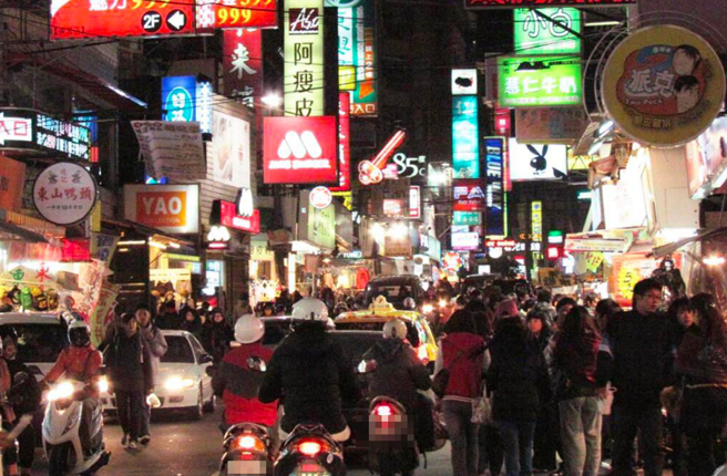 疫情趋缓加上暑假到来，台中市各区商圈及景点涌现人潮。（台中市政府提供）