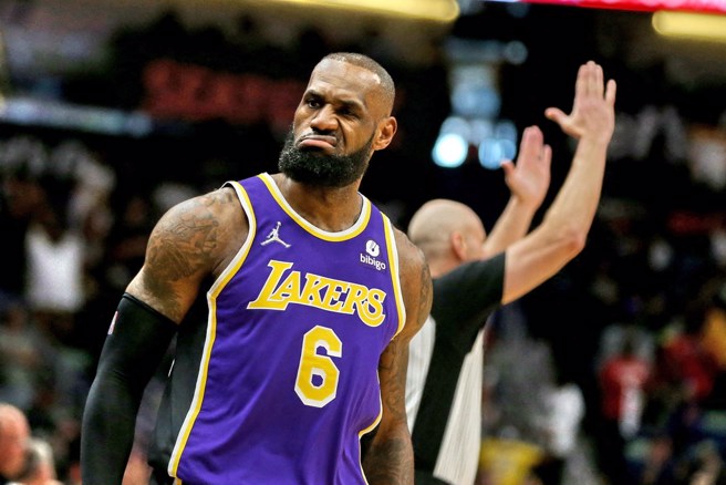 詹姆斯用續約與否威脅湖人趕緊搞定厄文。(路透資料照)