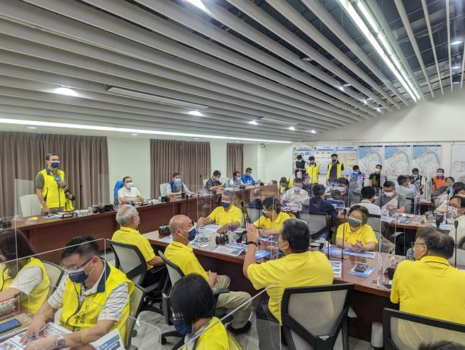 新北市長侯友宜今日上午率市府團隊至八里區公所與里長座談，此次座談會中就溪流更名、停車場興建及電纜下地等議題討論熱烈。(黃敬文攝)