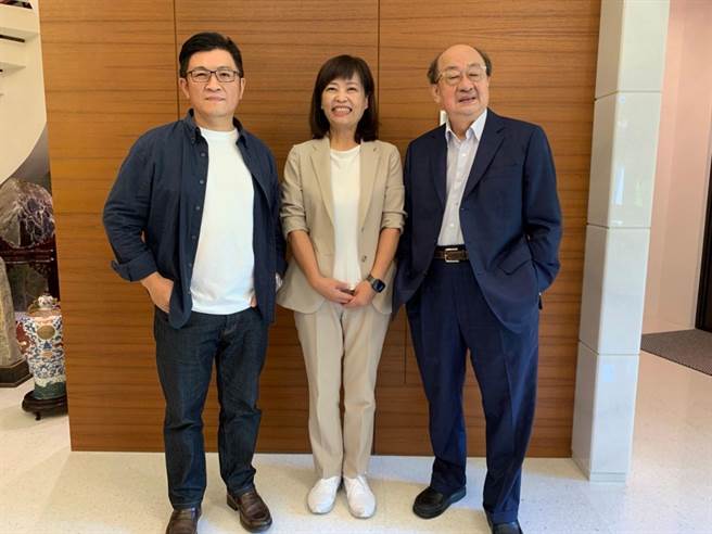 郑宏辉（左）9日下午主动邀约沈慧虹与柯建铭共商辅选策略，并允诺担任沈团队的「总督导」，柯任「当然」主委，沈慧虹新竹队已然成形。（摘自柯建铭脸书／陈育贤新竹传真）