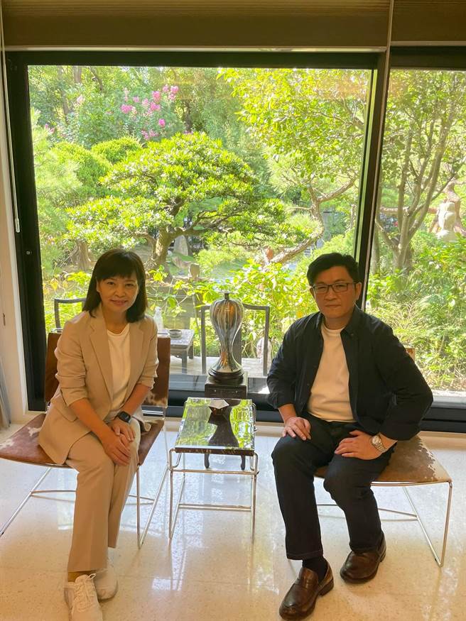 郑宏辉9日下午邀约沈慧虹与柯建铭共商辅选策略，并允诺担任沈团队的「总督导」，沈慧虹新竹队已然成形。（摘自柯建铭脸书／陈育贤新竹传真）