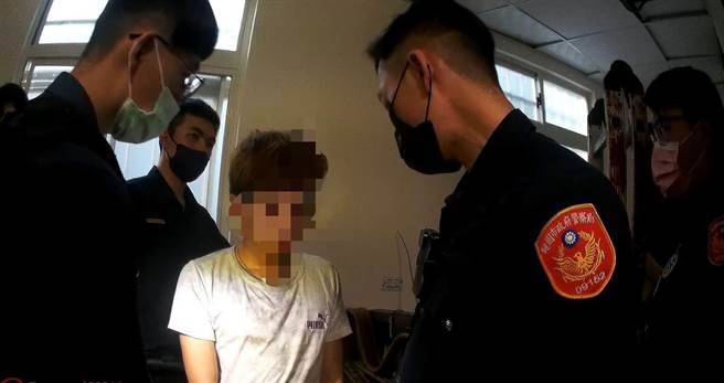 警方处理案件时，吴姓男子见警就跑，反遭警方发现是通缉犯身分。(翻摄照片)