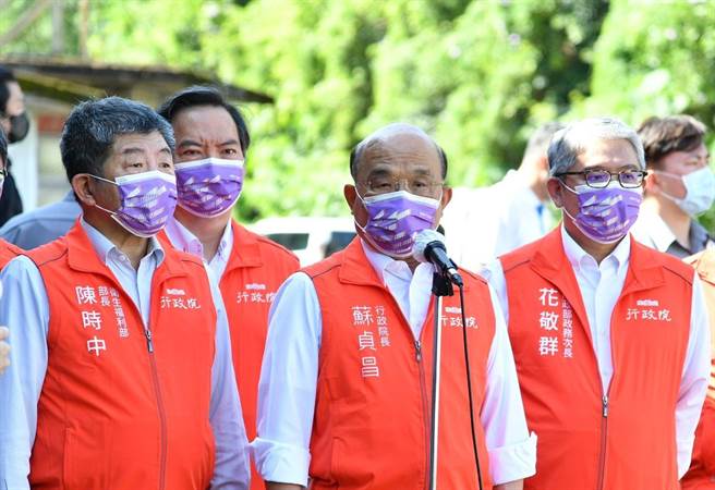 行政院苏贞昌今（10日）上午由卫福部长陈时中等陪同视察「中央兴办文山景美社会住宅预定地」。（行政院提供）