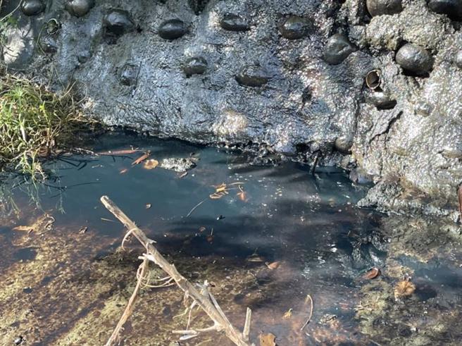  高雄有民眾向环保局陈情楠梓区后劲溪有油污污染情形，环保局获报后紧急布设拦油索进行油污防堵，并追查发现，源头疑为中油桥头供油中心。（图/ 中央社）