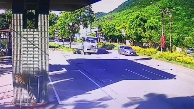 花蓮今上午發生一起死亡車禍，一名21歲陳姓男子駕駛油罐車欲到加油站進行卸收作業，不過準備進入加油站時，疑因視線死角，不慎擦撞一旁機車，並輾壓倒地的騎士頭部，以致騎士當場死亡。（民眾提供／羅亦晽花蓮傳真）