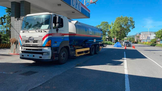 花蓮今上午發生一起死亡車禍，一名21歲陳姓男子駕駛油罐車欲到加油站進行卸收作業，不過準備進入加油站時，疑因視線死角，不慎擦撞一旁機車，並輾壓倒地的騎士頭部，以致騎士當場死亡。（民眾提供／羅亦晽花蓮傳真）