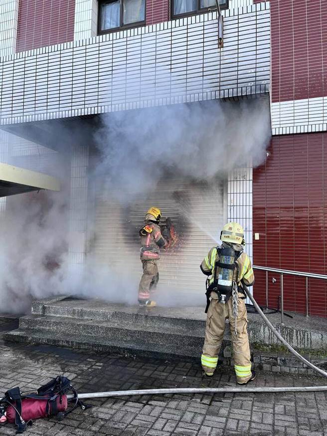 台南市政府消防人員出水撲救台南市善化警分局東昌派出所火警。（讀者提供／洪榮志台南傳真）