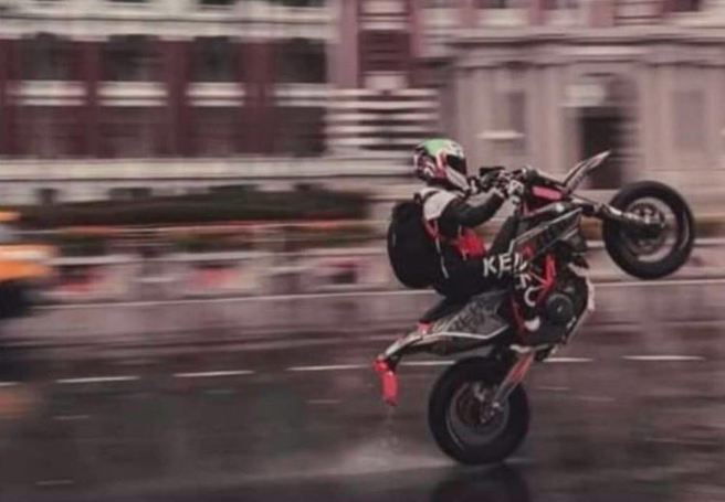 警方根据监视器画面查出车主身分，是一间重机车行的老板。（翻摄自脸书社团）