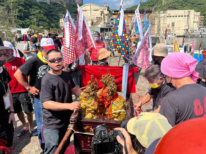 王船率领渔船队游港遶境，预计下午1时前往基隆港小艇码头，徒步至城隍庙，于海洋广场进行钻轿、领继光饼等仪式。（陈彩玲摄）