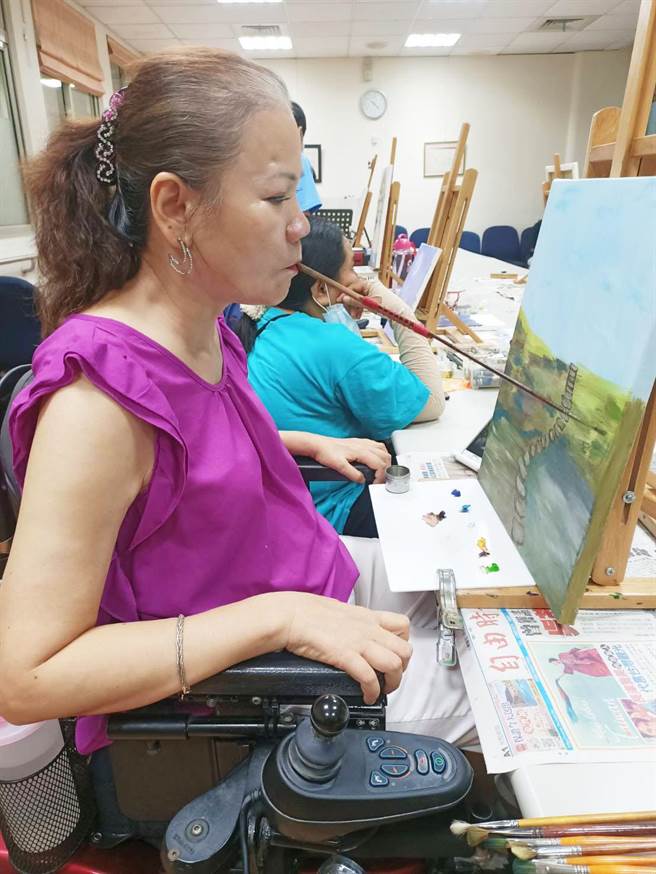 口足畫家高淑專指現有制度下，雇主反成弱勢，讓她十分無奈又無助。（高淑專提供）
