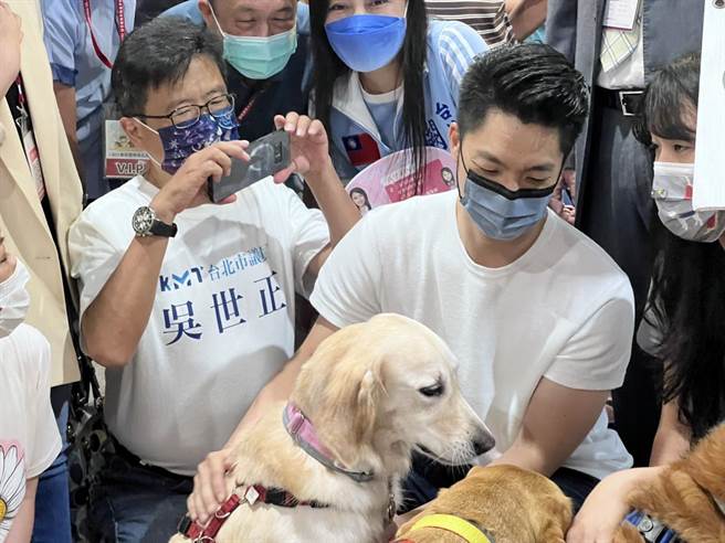 國民黨台北市長參選人蔣萬安10日參觀寵物展。（張立勳攝）