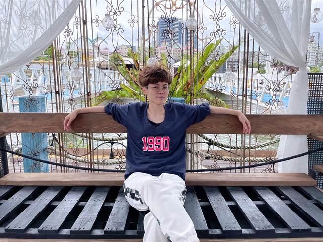 朱佳期逛商場時順手下訂名車。（固力狗娛樂提供）