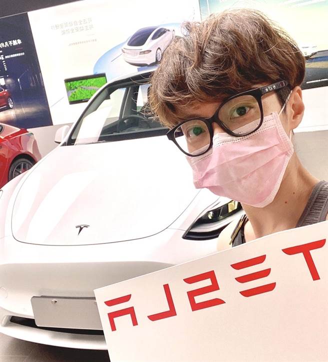 朱佳期逛商場時順手下訂名車。（固力狗娛樂提供）