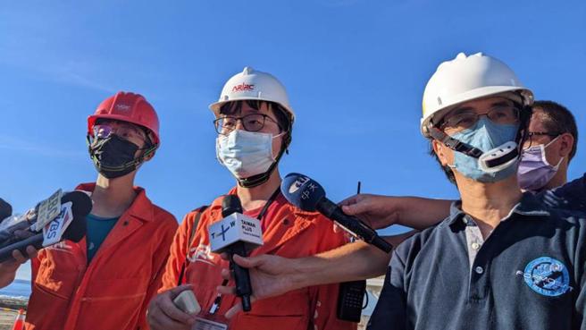 类卫星载具火箭HTTP-3A第二节火箭10日在屏东旭海顺利发射，阳明交通大学前瞻火箭研究中心（ARRC）副主任魏世昕（中）说，这次任务最重要的目的是要看火箭可否依任务规划飞行，基本上整个过程都有顺利达成，因此认为任务有99%的成功。（图/ 中央社）