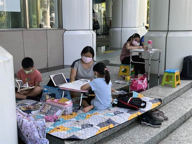 台南市议长杯写生竞赛吸引不少家庭集体出动。（洪荣志摄）