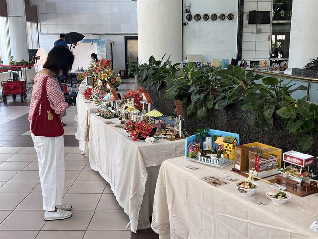 「2022虎虎幸福」台湾文化创意教育发展协会年度创作展在台南市议会一楼大厅展出近百件创作。（洪荣志摄）