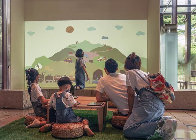 「来去宜兰．玩」以黄春明老师撕画为元素，推出「绘动．九弯十八拐」互动投影游。（礁溪老爷提供）