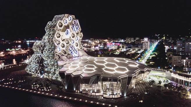 高雄流行音乐中心9日晚间用纯白光照亮周遭，悼念日本前首相安倍晋三去世。（高雄市新闻局提供／林瑞益高雄传真）