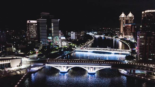 高雄爱河周边建筑物用灯光照亮夜色，悼念悼念日本前首相安倍晋三去世。（高雄市新闻局提供／林瑞益高雄传真）