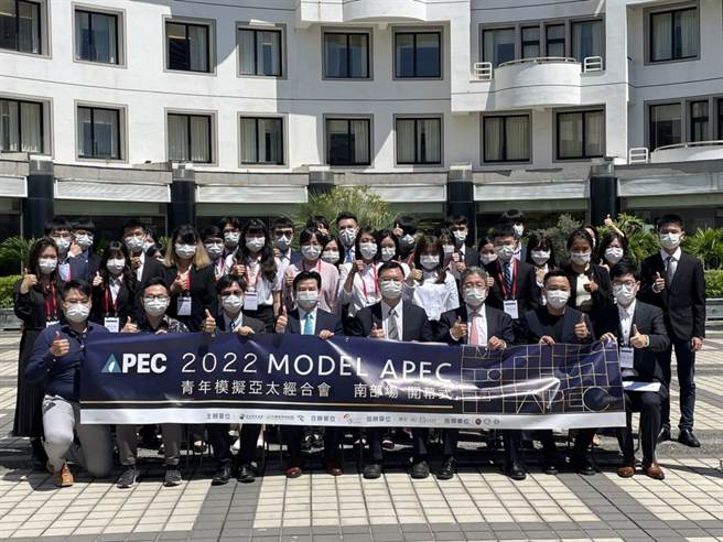 青年模拟亚太经合会南部场10日在高雄莲潭会馆盛大开幕。（洪浩轩摄）