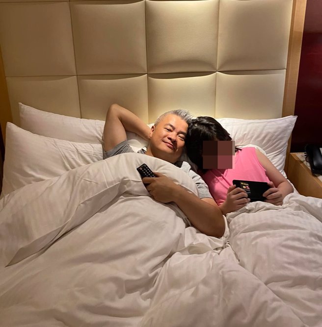 郁方欢庆结婚周年，照片却是老公床照，枕边人不是她，而是女儿。(翻摄自好门媳妇的秘密生活郁小方脸书)

