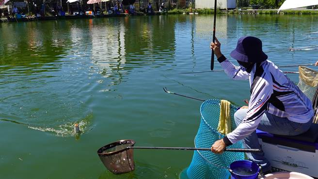 台東縣第2屆全國公益友誼盃池釣公開邀請賽10日熱鬧開釣，全台60位神釣手齊聚一堂。（蔡旻妤攝）