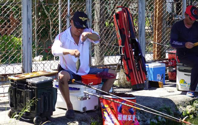台東縣第2屆全國公益友誼盃池釣公開邀請賽10日熱鬧開釣，全台60位神釣手齊聚一堂。（蔡旻妤攝）