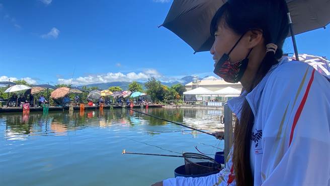 台東縣第2屆全國公益友誼盃池釣公開邀請賽10日熱鬧開釣，來自花蓮的陳小姐是唯一女性參賽者。（蔡旻妤攝）