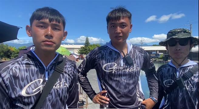 台東後山小組會長徐瑞陽（左）表示，開放報名不到半天隨即額滿；工作人員邱旻杰（中）、廖倚新（右）說，賽事籌備需考量魚到了新環境有適應期。（蔡旻妤攝）