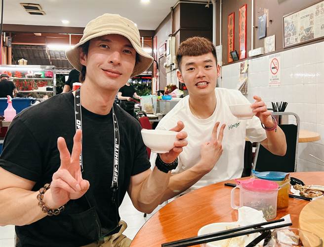 陳勢安（左）盡地主之誼，帶王齊麟吃遍大馬美食。（有勢有錢娛樂提供）
