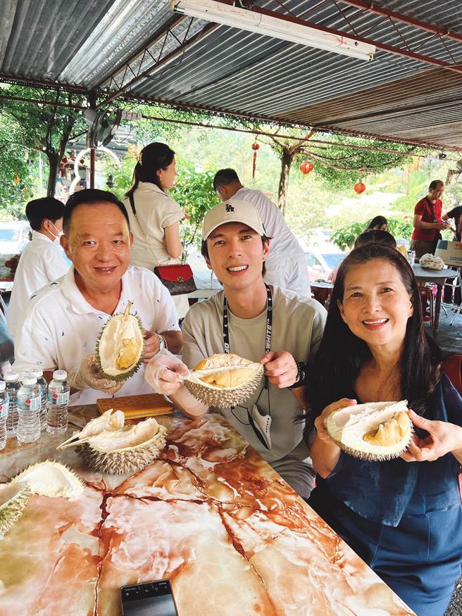 陳勢安與家人一同品嚐美食。（有勢有錢娛樂提供）