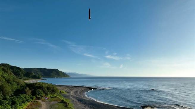 台湾首支类卫星载具火箭升空，蔡英文：重要里程碑。（取自国家太空中心NSPO脸书）