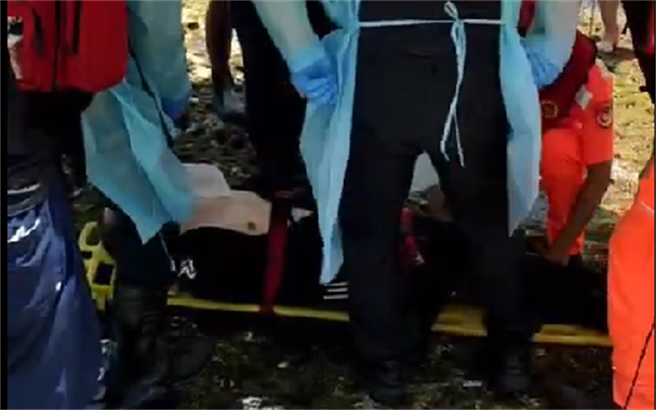 60多岁男子今早与家人进行水肺潜水时，不慎呛水，所幸意识清楚自行上岸。（翻摄照片／陈彩玲新北传真）