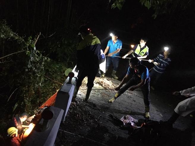 眾人合力將2人救起。（翻攝照片／李京昇苗栗傳真）