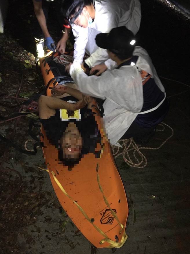 楊姓駕駛疑似路況不熟摔落山谷。（翻攝照片／李京昇苗栗傳真）