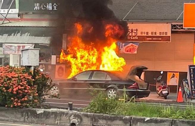 彰化县花坛乡台1线，行驶中的百万宾士车突然起火，紧急停车瞬间烈火狂燃。（彰化踢爆网提供／吴敏菁彰化传真）