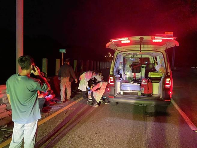 救護人員到場將劉女送醫。（翻攝照片／李京昇苗栗傳真）