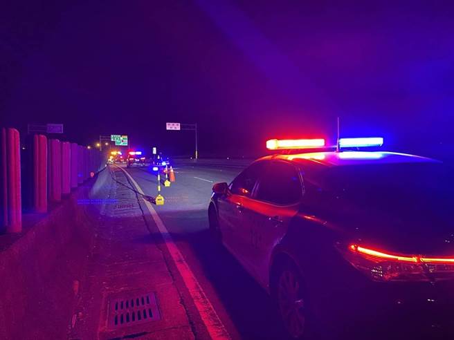 員警到場放置三角錐並指揮交通。（翻攝照片／李京昇苗栗傳真）