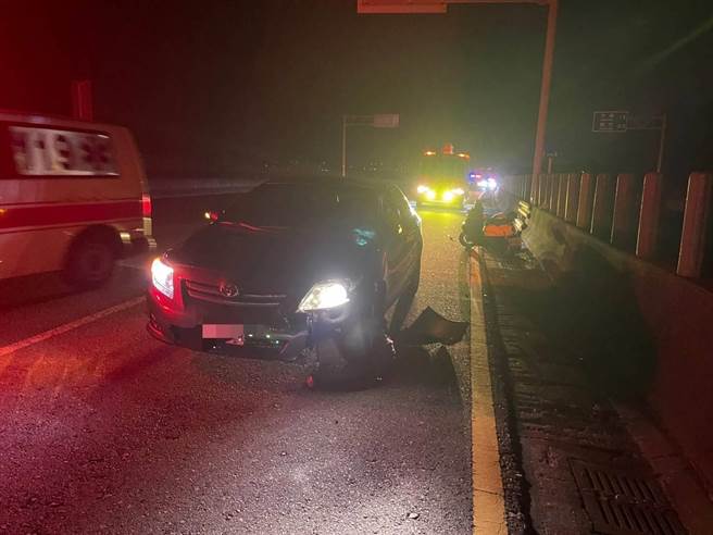 林男的車輛毀損。（翻攝照片／李京昇苗栗傳真）