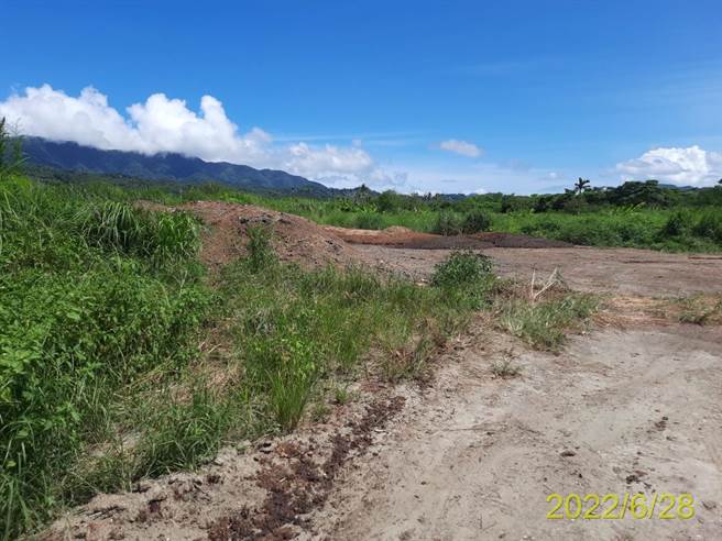 花莲詹姓农友将合法向花莲县政府申请的液态有机肥放置在位在凤林镇的农地中，不过因太阳曝晒，产出臭味让人难以忍受，花莲县环保局将派员採样，确保土壤品质及液态有机肥成分，并辅导正确使用方法。（花莲县环保局提供／罗亦晽花莲传真）