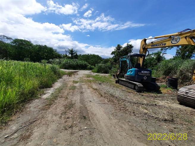 花莲詹姓农友将合法向花莲县政府申请的液态有机肥放置在位在凤林镇的农地中，不过因太阳曝晒，产出臭味让人难以忍受，花莲县环保局将派员採样，确保土壤品质及液态有机肥成分，并辅导正确使用方法。（花莲县环保局提供／罗亦晽花莲传真）