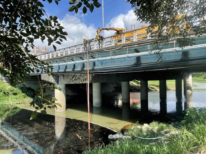 高雄楠梓区后劲溪传出大面积油污污染，水面漂浮大量油渍，并飘出阵阵刺鼻臭味，高市府环保局获报后，利用拦油索拦截油污并以吸油棉吸除油污，经环保调查后发现，污染源头疑似来自桥头供油中心。（高市府环保局提供／洪浩轩高雄传真）