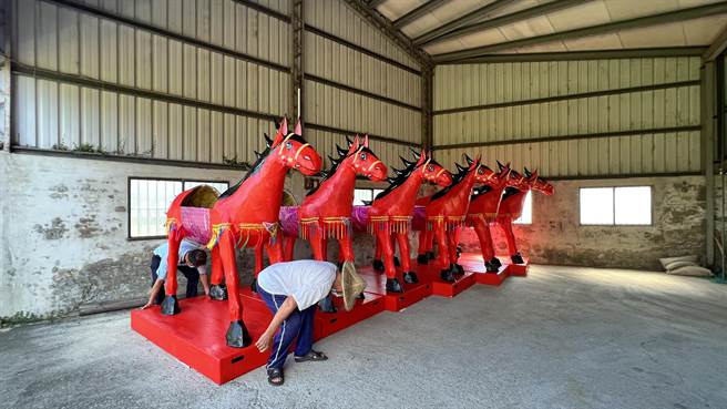 10多位志工等人齐力把比人还高大的纸糊火马，小心翼翼地搬运到崁顶劝善堂旁仓库存放。（张毓翎摄）