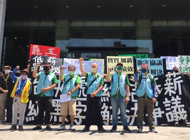 中華快遞工會10日發動北中南全體會員集結在交通部，要求交通部承諾改善薪資待遇。（陳怡誠攝）