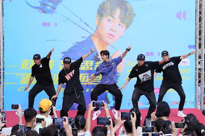 鼓鼓昨在簽票會上，帶領四位舞者又唱又跳（相信音樂提供）